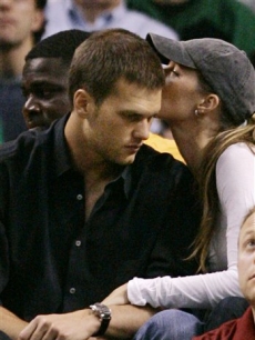 Tom Brady and Gisele share a kiss at the Celtics-Pistons game, May 22, 2008 