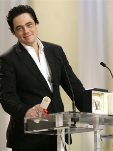 Benicio del Toro poses with his best actor award at the Cannes Film Festival 