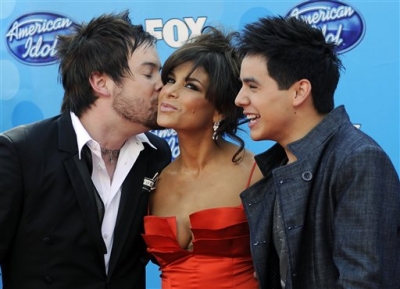 Paula Abdul gets a kiss from Cook on the ‘Idol’ red carpet 