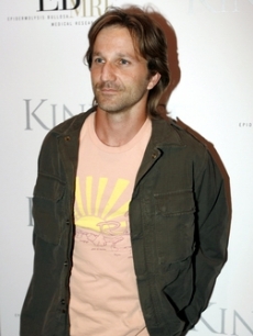 Breckin Meyer poses for the Hollywood press