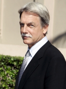 Mark Harmon looks very classic for the event