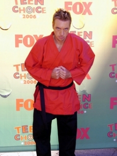 Dax Shepard pulls off a stunt for the cameras