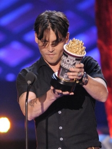 Johnny Depp accepts Best Comedic Performance at the MTV Movie Awards