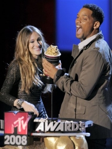 Presenter Sarah Jessica Parker gives the award for best male performance Will Smith