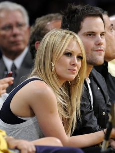 Hilary Duff and Mike Comrie watch the Boston Celtics play the Los Angeles Lakers