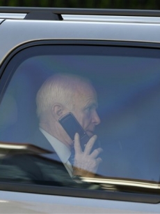 John McCain arrives to Tim Russert’s funeral