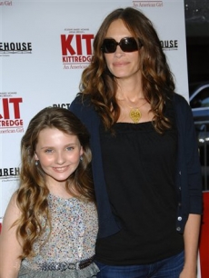 Abigail Breslin and Julia Roberts pose at the ‘Kit Kittredge’ premiere in NYC 