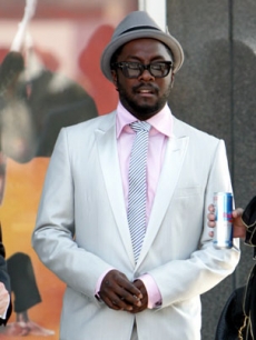 Will.i.am sports Obama sneakers at the presidential candidate’s fundraising gala, June 24, 2008
