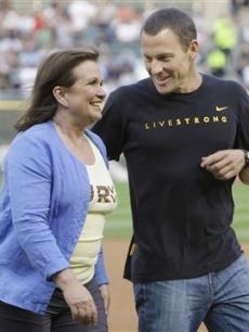 Lance Armstrong and Elizabeth Edwards film a Stand Up for Cancer spot at a Chicago White Sox’s game