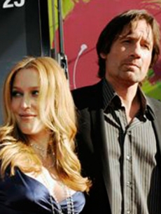 A pregnant Gillian Anderson poses with David Duchovny on the red carpet 