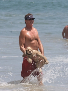 David Hasselhoff tries to show his dog how to bodysurf in Malibu