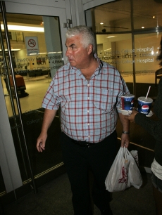 Amy Winehouse’s dad, Mitch, arrives to the London hospital she checked in to 