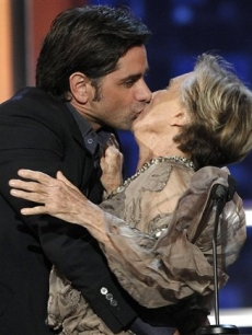 John Stamos plants a kiss on Cloris Leachnman at the ‘Comedy Central Roast of Bob Saget’