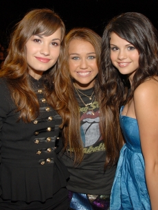 Despite reports of a feud, Demi Lovato, Miley Cyrus and Selena Gomez together at Teen Choice