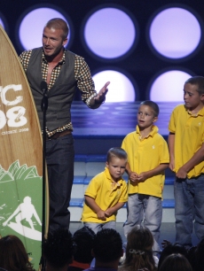 David Beckham accepts his Choice Male Athlete with his sons Cruz, Romeo and Brooklyn