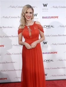 Scarlett Johansson arrives at the premiere of ‘Vicky Cristina Barcelona’ in Los Angeles
