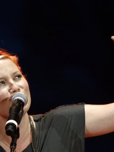 Singer Jennifer Nettles, of the group Sugarland, performs with the band at the Green Sunday At Red Rocks Democratic National Convention welcoming concert in Morrison, Colo. on Sunday, Aug. 24, 2008 