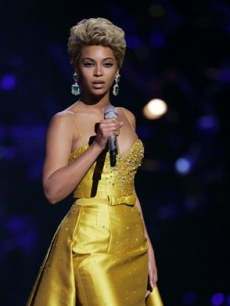 Beyonce looks stunning as she performas at Fashion Rocks, Sept. 5, 2008 