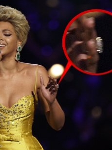 Beyonce Knowles shows off her new bling at Fashion Rocks
