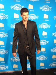 Robin Thicke poses at the House of Hype party in LA before performing 