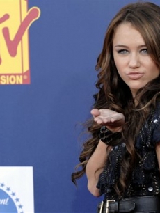 Miley Cyrus arrives at the 2008 MTV Video Music Awards 
