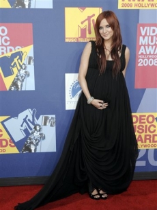 A very pregnant Ashlee Simpson arrives at the 2008 MTV Video Music Awards
