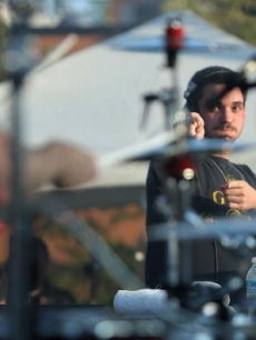 DJ AM points to drummer Travis Barker