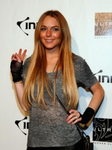 Lindsay Lohan flashes a peace sign in Toronto