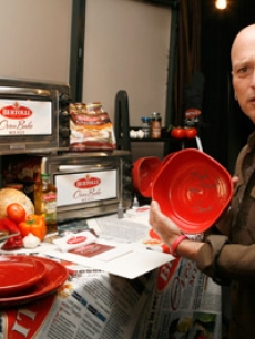 Howie Mandel checks out the Bertolli Oven Bake Meals