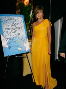 Mariska Hargitay swings by the Gift Lounge backstage for 2 great causes — just for popping in, Bertolli Oven Bake Meals made a contribution on her behalf to Dream Street Foundation and Girls, Inc.!