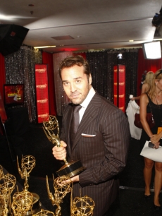 Jeremy Piven grabs his Emmy for Best Supporting Comedy Actor
