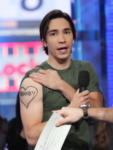 Justin Long visits MTV’s ‘TRL’ the same day musician Brandy visits the show 