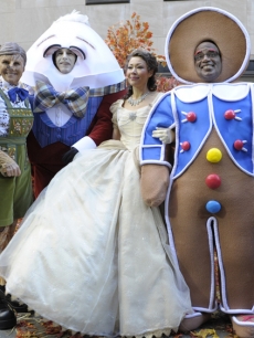 Meredith Vieira as Pinocchio, Matt Lauer as Humpty Dumpty, Ann Curry as Cinderella and Al as The Gingerbread Man