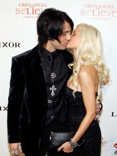 Criss Angel and Holly Madison embrace at his ‘Criss Angel Believe’ premiere in Las Vegas