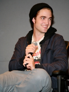 Robert Pattinson promotes ‘Twilight’ at the Apple Store in Soho in NYC