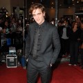 Robert Pattinson strikes a pose on the ‘Twilight’ red carpet