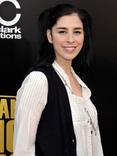 Sarah Silverman keeps it simple at the 2008 AMAs red carpet