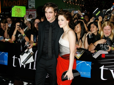 Fans surround Robert Pattinson and Kristen Stewart at the LA ‘Twilight’ premiere