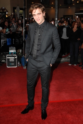 Robert Pattinson strikes a pose on the ‘Twilight’ red carpet