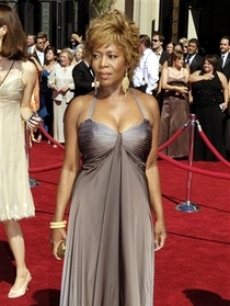 Alfre woodard looks amazing as she poses