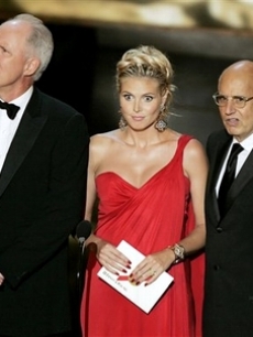 John lithgow, Heidi Klum and Jeffrey Tambor present an award