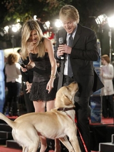 Jennifer Aniston and Owen Wilson play with ‘Marley’ at the premiere of ‘Marley & Me’ in Los Angeles 
