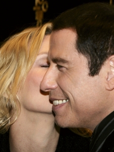 John Travolta gets a kiss from Uma Thurman at the ‘Be Cool’ UK premiere, March 2005