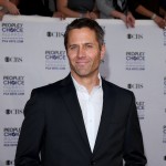 Rob Estes from ‘90210’ takes a casual pose for the photogs