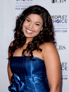 A bubbly Jordin Sparks smiles before heading into the People’s Choice Awards 2009