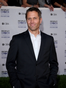 Rob Estes from ‘90210’ takes a casual pose for the photogs