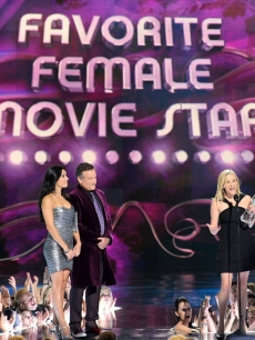 Reese Witherspoon accepts the Favorite Female Movie Star award as presenter Robin Williams looks on