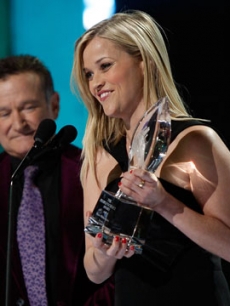 Reese Witherspoon wins Favorite Female Movie start at the 2009 People’s Choice Awards as Robin Williams