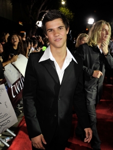 Taylor Lautner hits a ‘Twilight’ red carpet