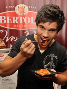 ‘Twilight’ star Taylor Lautner chows down on a Bertolli Oven Bake Meal at Access Hollywood’s Stuff You Must lounge